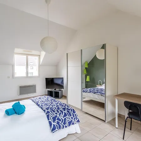 Le Duplex , Proche Gare Rer, Parking, Arrivee Autonome شقة *